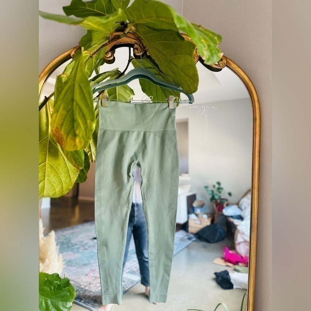 Set active x revolve sage green leggings small